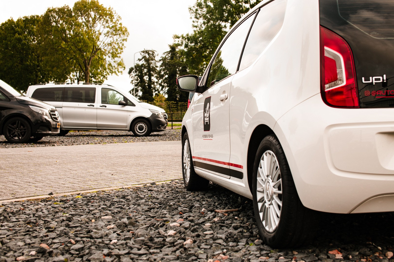Detail van de VW up! met het logo van Autobedrijf De Heus op het portier